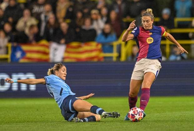 Manchester City Women v FC Barcelona, Barca Women UEFA Womens Champions League Naomi Layzell of Manchester City women and Alexia Putellas of FC Barcelona women during the UEFA Womens Champions League Group D match at Joie Stadium, Manchester UK Newspapers OUT Copyright: xKarlxVallantinex FIL-20747-0073