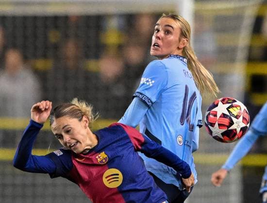 Manchester City Women v FC Barcelona, Barca Women UEFA Womens Champions League Jill Roord of Manchester City women and Carloline Graham Hanson of FC Barcelona women jump for a header during the UEFA Womens Champions League Group D match at Joie Stadium, Manchester UK Newspapers OUT Copyright: xKarlxVallantinex FIL-20747-0084