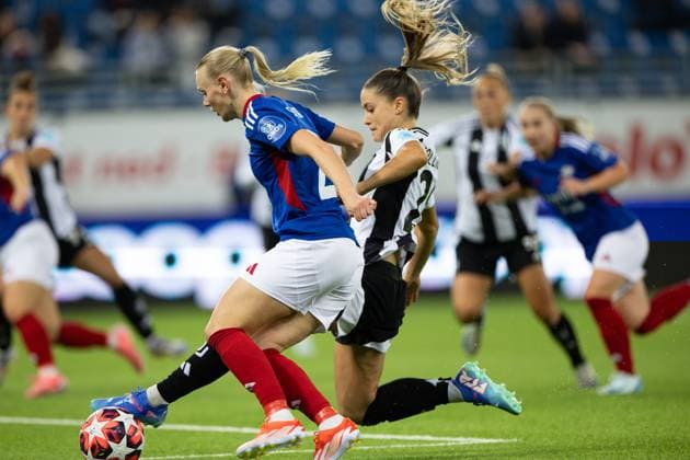 Fußball, Frauen, CL, Valerenga IF Oslo - Juventus Turin Oslo, Norway, October 9th 2024: Karina Saevik (21 Valerenga) battle for the ball during the UEFA Womens Champions League Group stage football match between Valerenga and Juventus at Intility Arena in Oslo, Norway. (Ane Frosaker SPP) Copyright: xAnexFrosakerx xSPPx spp-en-AnFrSp-_F_25791