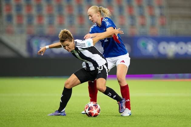 Fußball, Frauen, CL, Valerenga IF Oslo - Juventus Turin Oslo, Norway, October 9th 2024: Sara Horte (2 Valerenga) and Cristiana Girelli (10 Juventus) battle for the ball during the UEFA Womens Champions League Group stage football match between Valerenga and Juventus at Intility Arena in Oslo, Norway. (Ane Frosaker SPP) Copyright: xAnexFrosakerx xSPPx spp-en-AnFrSp-_F_27928