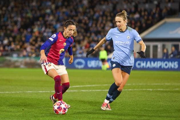 Manchester, England, October 9th 2024: Aitana Bonmati (14 FC Barcelona, Barca receives pressure from Vivianne Miedema (6 Manchester City) during the UEFA Womens Champions League game between Manchester City and Barcelona at Joie Stadium in Manchester, England (Alexander Canillas SPP) Copyright: xAlexanderxCanillas SPPx spp-en-AlCa-0V1A0391