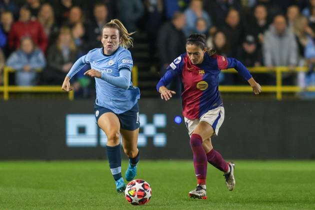 Manchester, England, October 9th 2024: Aitana Bonmati (14 FC Barcelona, Barca being chased by Lauren Hemp (11 Manchester City) during the UEFA Womens Champions League game between Manchester City and Barcelona at Joie Stadium in Manchester, England (Alexander Canillas SPP) Copyright: xAlexanderxCanillas SPPx spp-en-AlCa-9U2A0326
