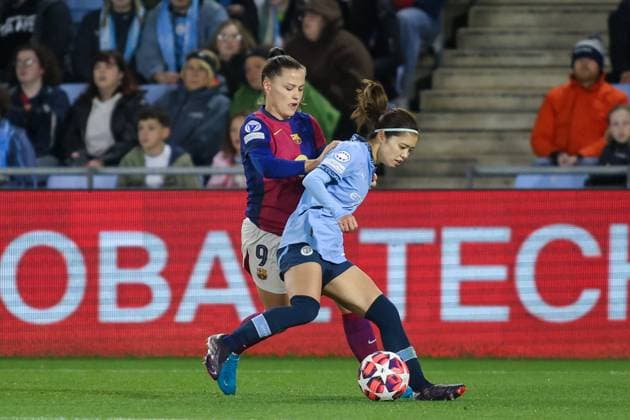 Manchester, England, October 9th 2024: Yui Hasegawa (25 Manchester City) protects the ball from Claudia Pina (9 FC Barcelona, Barca during the UEFA Womens Champions League game between Manchester City and Barcelona at Joie Stadium in Manchester, England (Alexander Canillas SPP) Copyright: xAlexanderxCanillas SPPx spp-en-AlCa-9U2A0598