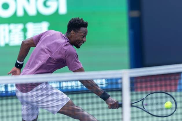 Sport Bilder des Tages SHANGHAI, CHINA - OCTOBER 09: Gael Monfils of France competes in the Men s Singles Round of 16 match against Carlos Alcaraz of Spain on Day 10 of 2024 Shanghai Rolex Masters at Qi Zhong Tennis Centre on October 9, 2024 in Shanghai, China.  Copyright: xVCGx 111522739605