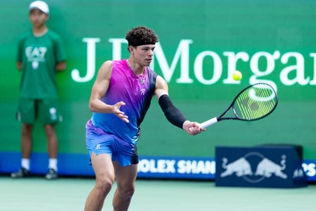 SHANGHAI, CHINA - OCTOBER 09: Ben Shelton of United States competes in the Men s Singles Round of 16 match against Jannik Sinner of Italy on Day 10 of 2024 Shanghai Rolex Masters at Qi Zhong Tennis Centre on October 9, 2024 in Shanghai, China.  Copyright: xVCGx 111522732482