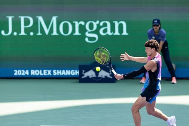 SHANGHAI, CHINA - OCTOBER 09: Ben Shelton of United States competes in the Men s Singles Round of 16 match against Jannik Sinner of Italy on Day 10 of 2024 Shanghai Rolex Masters at Qi Zhong Tennis Centre on October 9, 2024 in Shanghai, China.  Copyright: xVCGx 111522732465