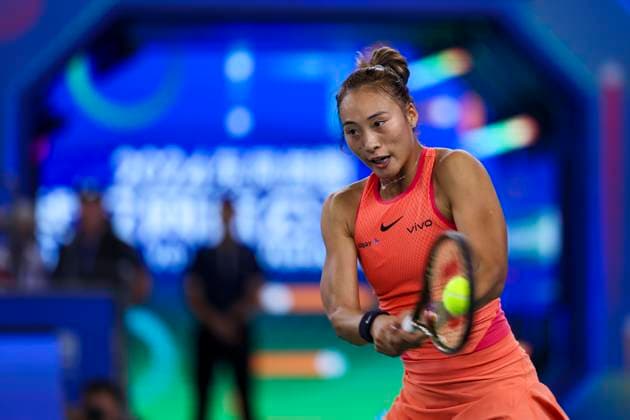 Tennis, WTA-Turnier in Wuhan WUHAN, CHINA - OCTOBER 09: Zheng Qinwen of China competes in the Women s Singles Round of 32 match against Jaqueline Cristian of Romania on day five of 2024 Wuhan Open at Optics Valley International Tennis Center on October 9, 2024 in Wuhan, Hubei Province of China.  Copyright: xVCGx 111522793481