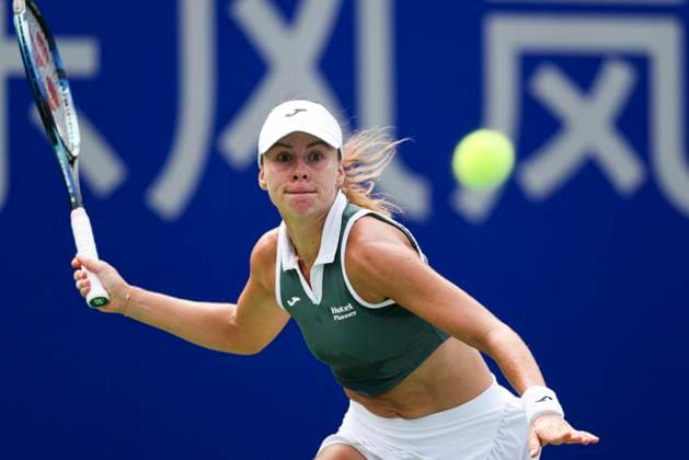 Tennis, WTA-Turnier in Wuhan WUHAN, CHINA - OCTOBER 10: Magda Linette of Poland competes in the Women s Singles Round of 16 match against Daria Kasatkina of Russia on day six of 2024 Wuhan Open at Optics Valley International Tennis Center on October 10, 2024 in Wuhan, Hubei Province of China.  Copyright: xVCGx 111522947153