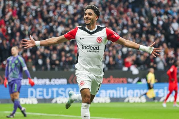 Soccer 1 Bundesliga Eintracht Frankfurt FC Bayern Munich on 06 10 2024 at Deutsche Bank Park in Frankfurt Cheering, goal celebration, goal scorer, goal scorer Omar Marmoush Frankfurt 7 cheers after his goal for 1 to 1 MH
