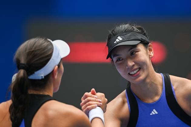 (241010) -- WUHAN, Oct. 10, 2024 -- Wang Xinyu (R) shakes hands with Jessica Pegula after the women s singles round of 16 match between Wang Xinyu of China and Jessica Pegula of the United States at the 2024 Wuhan Open tennis tournament in Wuhan, capital of central China s Hubei Province, Oct. 10, 2024. ) (SP)CHINA-WUHAN-TENNIS-WUHAN OPEN-WOMEN S SINGLES(CN) DuxZixuan 