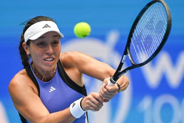(241010) -- WUHAN, Oct. 10, 2024 -- Jessica Pegula hits a return during the women s singles round of 16 match between Wang Xinyu of China and Jessica Pegula of the United States at the 2024 Wuhan Open tennis tournament in Wuhan, capital of central China s Hubei Province, Oct. 10, 2024. ) (SP)CHINA-WUHAN-TENNIS-WUHAN OPEN-WOMEN S SINGLES(CN) DuxZixuan 