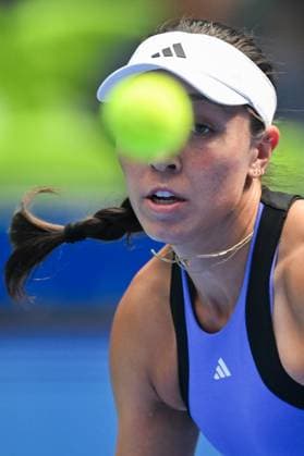 (241010) -- WUHAN, Oct. 10, 2024 -- Jessica Pegula hits a return during the women s singles round of 16 match between Wang Xinyu of China and Jessica Pegula of the United States at the 2024 Wuhan Open tennis tournament in Wuhan, capital of central China s Hubei Province, Oct. 10, 2024. ) (SP)CHINA-WUHAN-TENNIS-WUHAN OPEN-WOMEN S SINGLES(CN) DuxZixuan 