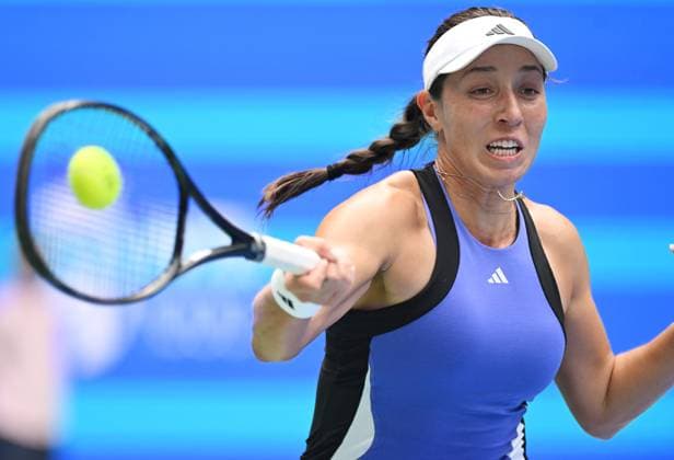 (241010) -- WUHAN, Oct. 10, 2024 -- Jessica Pegula hits a return during the women s singles round of 16 match between Wang Xinyu of China and Jessica Pegula of the United States at the 2024 Wuhan Open tennis tournament in Wuhan, capital of central China s Hubei Province, Oct. 10, 2024. ) (SP)CHINA-WUHAN-TENNIS-WUHAN OPEN-WOMEN S SINGLES(CN) ChengxMin 
