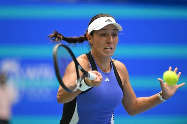 (241010) -- WUHAN, Oct. 10, 2024 -- Jessica Pegula hits a return during the women s singles round of 16 match between Wang Xinyu of China and Jessica Pegula of the United States at the 2024 Wuhan Open tennis tournament in Wuhan, capital of central China s Hubei Province, Oct. 10, 2024. ) (SP)CHINA-WUHAN-TENNIS-WUHAN OPEN-WOMEN S SINGLES(CN) ChengxMin 