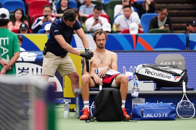 Sport Bilder des Tages (241010) -- SHANGHAI, Oct. 10, 2024 -- Daniil Medvedev (R) reacts during the men s singles quarterfinal match between Jannik Sinner of Italy and Daniil Medvedev of Russia at the ATP, Tennis Herren World Tour Shanghai Masters tennis tournament in Shanghai, east China, Oct. 10, 2024. ) (SP)CHINA-SHANGHAI-TENNIS-ATP TOUR-SHANGHAI MASTERS(CN) XuxYanan 
