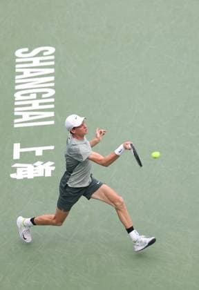 (241010) -- SHANGHAI, Oct. 10, 2024 -- Jannik Sinner hits a return during the men s singles quarterfinal match between Jannik Sinner of Italy and Daniil Medvedev of Russia at the ATP, Tennis Herren World Tour Shanghai Masters tennis tournament in Shanghai, east China, Oct. 10, 2024. ) (SP)CHINA-SHANGHAI-TENNIS-ATP TOUR-SHANGHAI MASTERS(CN) BaixXuefei 