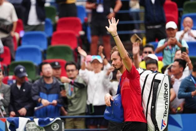 (241010) -- SHANGHAI, Oct. 10, 2024 -- Daniil Medvedev waves to spectators after the men s singles quarterfinal match between Jannik Sinner of Italy and Daniil Medvedev of Russia at the ATP, Tennis Herren World Tour Shanghai Masters tennis tournament in Shanghai, east China, Oct. 10, 2024. ) (SP)CHINA-SHANGHAI-TENNIS-ATP TOUR-SHANGHAI MASTERS(CN) XuxYanan 
