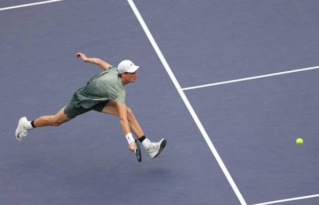 (241010) -- SHANGHAI, Oct. 10, 2024 -- Jannik Sinner hits a return during the men s singles quarterfinal match between Jannik Sinner of Italy and Daniil Medvedev of Russia at the ATP, Tennis Herren World Tour Shanghai Masters tennis tournament in Shanghai, east China, Oct. 10, 2024. ) (SP)CHINA-SHANGHAI-TENNIS-ATP TOUR-SHANGHAI MASTERS(CN) BaixXuefei 