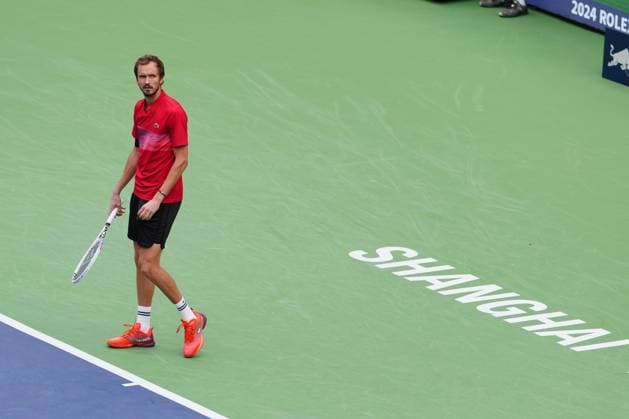 (241010) -- SHANGHAI, Oct. 10, 2024 -- Daniil Medvedev reacts during the men s singles quarterfinal match between Jannik Sinner of Italy and Daniil Medvedev of Russia at the ATP, Tennis Herren World Tour Shanghai Masters tennis tournament in Shanghai, east China, Oct. 10, 2024. ) (SP)CHINA-SHANGHAI-TENNIS-ATP TOUR-SHANGHAI MASTERS(CN) XuxYanan 