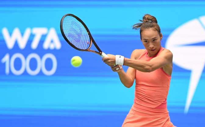 (241010) -- WUHAN, Oct. 10, 2024 -- Zheng Qinwen hits a return during the women s singles round of 16 match between Zheng Qinwen of China and Leylah Fernandez of Canada at the 2024 Wuhan Open tennis tournament in Wuhan, capital of central China s Hubei Province, Oct. 10, 2024. ) (SP)CHINA-WUHAN-TENNIS-WUHAN OPEN-WOMEN S SINGLES (CN) ChengxMin 