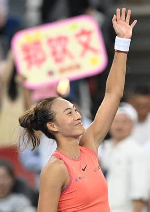 (241010) -- WUHAN, Oct. 10, 2024 -- Zheng Qinwen celebrates after the women s singles round of 16 match between Zheng Qinwen of China and Leylah Fernandez of Canada at the 2024 Wuhan Open tennis tournament in Wuhan, capital of central China s Hubei Province, Oct. 10, 2024. ) (SP)CHINA-WUHAN-TENNIS-WUHAN OPEN-WOMEN S SINGLES (CN) ChengxMin 
