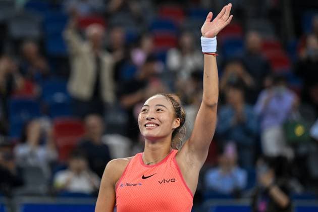 (241010) -- WUHAN, Oct. 10, 2024 -- Zheng Qinwen celebrates after the women s singles round of 16 match between Zheng Qinwen of China and Leylah Fernandez of Canada at the 2024 Wuhan Open tennis tournament in Wuhan, capital of central China s Hubei Province, Oct. 10, 2024. ) (SP)CHINA-WUHAN-TENNIS-WUHAN OPEN-WOMEN S SINGLES (CN) DuxZixuan 