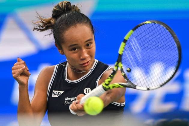 (241010) -- WUHAN, Oct. 10, 2024 -- Leylah Fernandez hits a return during the women s singles round of 16 match between Zheng Qinwen of China and Leylah Fernandez of Canada at the 2024 Wuhan Open tennis tournament in Wuhan, capital of central China s Hubei Province, Oct. 10, 2024. ) (SP)CHINA-WUHAN-TENNIS-WUHAN OPEN-WOMEN S SINGLES (CN) DuxZixuan 
