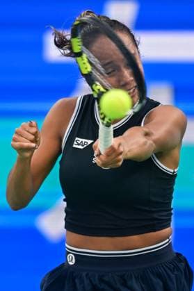 (241010) -- WUHAN, Oct. 10, 2024 -- Leylah Fernandez hits a return during the women s singles round of 16 match between Zheng Qinwen of China and Leylah Fernandez of Canada at the 2024 Wuhan Open tennis tournament in Wuhan, capital of central China s Hubei Province, Oct. 10, 2024. ) (SP)CHINA-WUHAN-TENNIS-WUHAN OPEN-WOMEN S SINGLES (CN) DuxZixuan 
