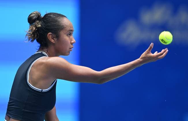 Sport Bilder des Tages (241010) -- WUHAN, Oct. 10, 2024 -- Leylah Fernandez serves during the women s singles round of 16 match between Zheng Qinwen of China and Leylah Fernandez of Canada at the 2024 Wuhan Open tennis tournament in Wuhan, capital of central China s Hubei Province, Oct. 10, 2024. ) (SP)CHINA-WUHAN-TENNIS-WUHAN OPEN-WOMEN S SINGLES (CN) ChengxMin 