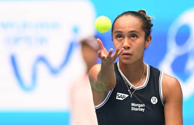 (241010) -- WUHAN, Oct. 10, 2024 -- Leylah Fernandez serves during the women s singles round of 16 match between Zheng Qinwen of China and Leylah Fernandez of Canada at the 2024 Wuhan Open tennis tournament in Wuhan, capital of central China s Hubei Province, Oct. 10, 2024. ) (SP)CHINA-WUHAN-TENNIS-WUHAN OPEN-WOMEN S SINGLES (CN) ChengxMin 