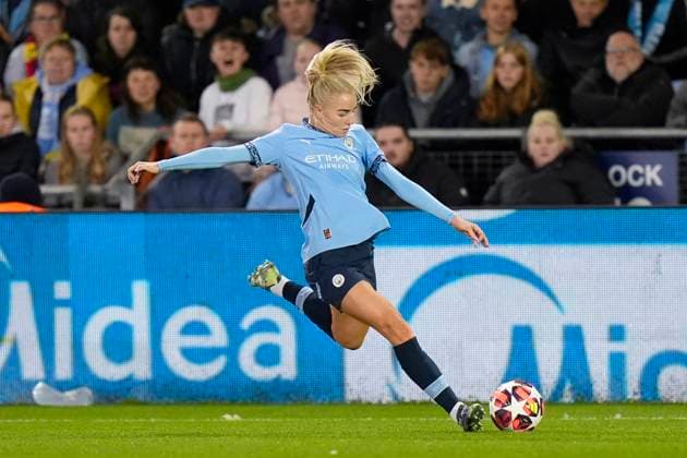 9th October 2024; Joie Stadium, Manchester, England; UEFA Womens Champions League Football, Manchester City versus Barcelona; Alex Greenwood of Manchester City crosses the ball  ActionPlus12702074 StevenxFlynn