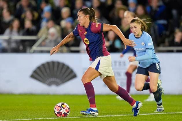 9th October 2024; Joie Stadium, Manchester, England; UEFA Womens Champions League Football, Manchester City versus Barcelona; Patri Guijarro of Barcelona women runs with the ball  ActionPlus12702075 StevenxFlynn