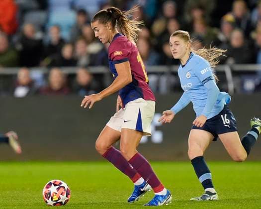 9th October 2024; Joie Stadium, Manchester, England; UEFA Womens Champions League Football, Manchester City versus Barcelona; Patri Guijarro of Barcelona women runs with the ball  ActionPlus12702076 StevenxFlynn