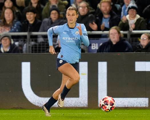 9th October 2024; Joie Stadium, Manchester, England; UEFA Womens Champions League Football, Manchester City versus Barcelona; Kerstin Casparij of Manchester City looks infield  ActionPlus12702077 StevenxFlynn