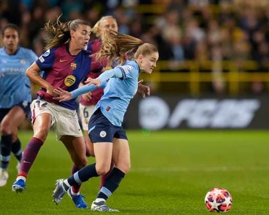 9th October 2024; Joie Stadium, Manchester, England; UEFA Womens Champions League Football, Manchester City versus Barcelona; Jess Park of Manchester City breaks past Patri Guijarro of Barcelona women  ActionPlus12702081 StevenxFlynn