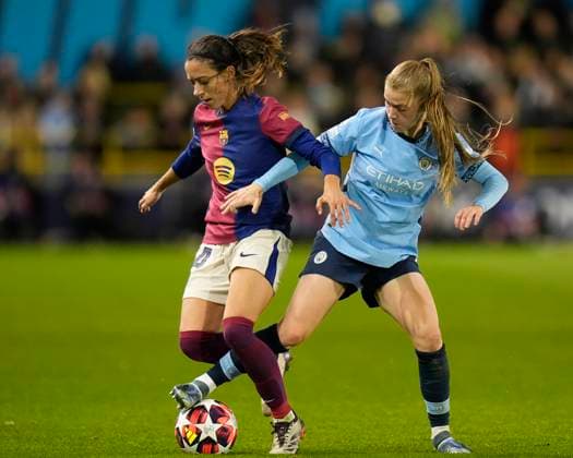 9th October 2024; Joie Stadium, Manchester, England; UEFA Womens Champions League Football, Manchester City versus Barcelona; Jess Park of Manchester City competes for the ball with Aitana Bonmati of Barcelona women  ActionPlus12702136 StevenxFlynn