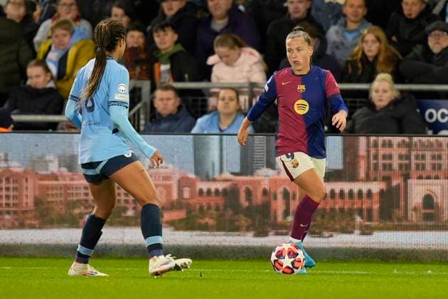 9th October 2024; Joie Stadium, Manchester, England; UEFA Womens Champions League Football, Manchester City versus Barcelona; Cl& xe0;udia Pina of Barcelona women runs at Mary Fowler of Manchester City  ActionPlus12702138 StevenxFlynn