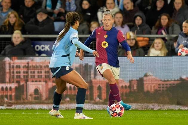 9th October 2024; Joie Stadium, Manchester, England; UEFA Womens Champions League Football, Manchester City versus Barcelona; Cl& xe0;udia Pina of Barcelona women runs at Mary Fowler of Manchester City  ActionPlus12702139 StevenxFlynn