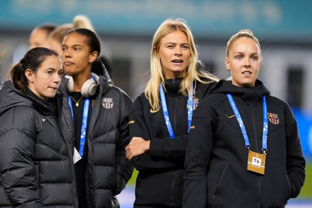 9th October 2024; Joie Stadium, Manchester, England; UEFA Womens Champions League Football, Manchester City versus Barcelona; Aitana Bonmati, Alexia Putellas and Ellie Roebuck of Barcelona women inspects the pitch before the match  ActionPlus12702125 StevenxFlynn