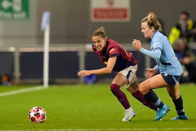 9th October 2024; Joie Stadium, Manchester, England; UEFA Womens Champions League Football, Manchester City versus Barcelona; Lauren Hemp of Manchester City competes for the ball with Ona Batlle of Barcelona women  ActionPlus12702130 StevenxFlynn