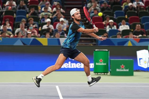 (241010) -- SHANGHAI, Oct. 10, 2024 -- Tomas Machac hits a return during the men s singles quarterfinal match between Carlos Alcaraz of Spain and Tomas Machac of the Czech Republic at the ATP, Tennis Herren World Tour Shanghai Masters tennis tournament in Shanghai, east China, Oct. 10, 2024. ) (SP)CHINA-SHANGHAI-TENNIS-ATP TOUR-SHANGHAI MASTERS(CN) XuxYanan 