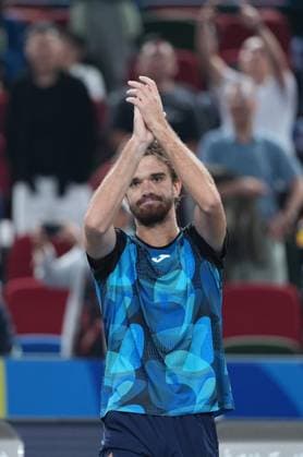 (241010) -- SHANGHAI, Oct. 10, 2024 -- Tomas Machac greets the spectators after the men s singles quarterfinal match between Carlos Alcaraz of Spain and Tomas Machac of the Czech Republic at the ATP, Tennis Herren World Tour Shanghai Masters tennis tournament in Shanghai, east China, Oct. 10, 2024. ) (SP)CHINA-SHANGHAI-TENNIS-ATP TOUR-SHANGHAI MASTERS(CN) BaixXuefei 