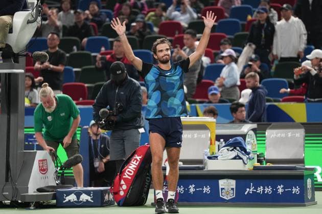 (241010) -- SHANGHAI, Oct. 10, 2024 -- Tomas Machac greets the spectators after the men s singles quarterfinal match between Carlos Alcaraz of Spain and Tomas Machac of the Czech Republic at the ATP, Tennis Herren World Tour Shanghai Masters tennis tournament in Shanghai, east China, Oct. 10, 2024. ) (SP)CHINA-SHANGHAI-TENNIS-ATP TOUR-SHANGHAI MASTERS(CN) XuxYanan 