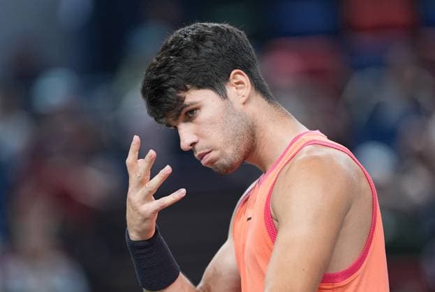 (241010) -- SHANGHAI, Oct. 10, 2024 -- Carlos Alcaraz reacts during the men s singles quarterfinal match between Carlos Alcaraz of Spain and Tomas Machac of the Czech Republic at the ATP, Tennis Herren World Tour Shanghai Masters tennis tournament in Shanghai, east China, Oct. 10, 2024. ) (SP)CHINA-SHANGHAI-TENNIS-ATP TOUR-SHANGHAI MASTERS(CN) BaixXuefei 