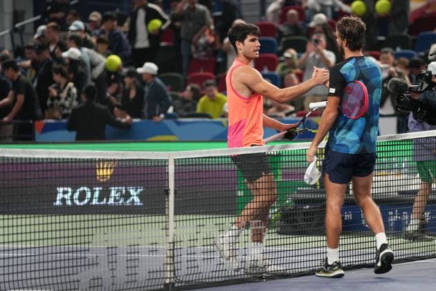 (241010) -- SHANGHAI, Oct. 10, 2024 -- Carlos Alcaraz (L) greets Tomas Machac after the men s singles quarterfinal match between Carlos Alcaraz of Spain and Tomas Machac of the Czech Republic at the ATP, Tennis Herren World Tour Shanghai Masters tennis tournament in Shanghai, east China, Oct. 10, 2024. ) (SP)CHINA-SHANGHAI-TENNIS-ATP TOUR-SHANGHAI MASTERS(CN) XuxYanan 