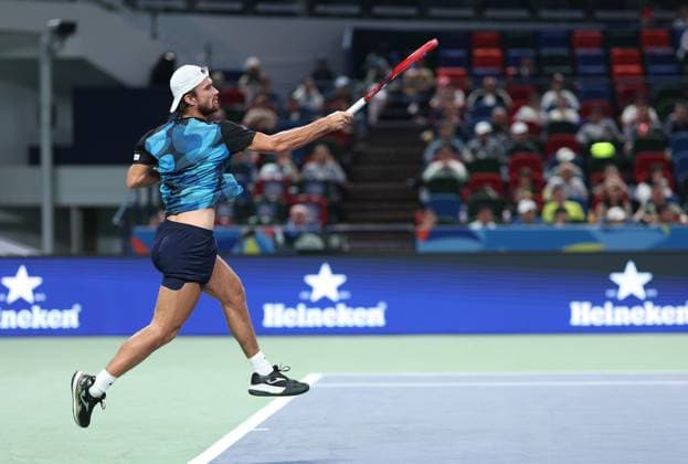 (241010) -- SHANGHAI, Oct. 10, 2024 -- Tomas Machac hits a return during the men s singles quarterfinal match between Carlos Alcaraz of Spain and Tomas Machac of the Czech Republic at the ATP, Tennis Herren World Tour Shanghai Masters tennis tournament in Shanghai, east China, Oct. 10, 2024. ) (SP)CHINA-SHANGHAI-TENNIS-ATP TOUR-SHANGHAI MASTERS(CN) BaixXuefei 