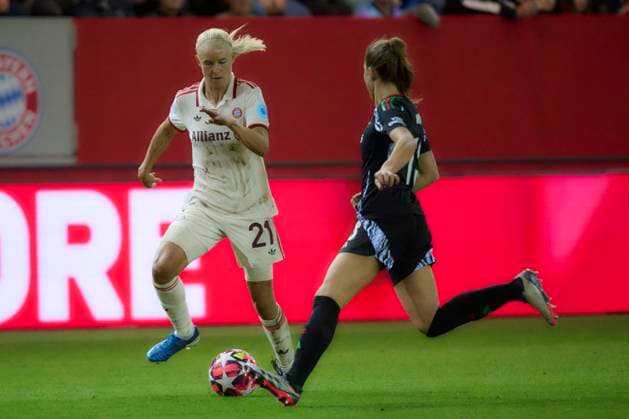2024 25 UEFA Women™s Champions League FC Bayern Munich Women vs Arsenal WFC, Croup C, Matchday 1, Season 2024 2025, FC Bayern Munich Women vs Arsenal WFC, GER, 2024 10 09, FC Bayern Campus Munich, HARDER Pernille FC Bayern Munich 21 , WÄLTI Lia Arsenal WFC 13 , sportworld Munich FC Bayern Campus Bayern Germany
