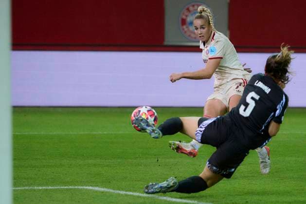 2024 25 UEFA Women™s Champions League FC Bayern Munich Women vs Arsenal WFC, Croup C, Matchday 1, Season 2024 2025, FC Bayern Munich Women vs Arsenal WFC, GER, 2024 10 09, FC Bayern Campus Munich, GWINN Giulia FC Bayern Munich 7 , PANEDAS Cordina Arsenal WFC 05 , sportworld Munich FC Bayern Campus Bayern Germany