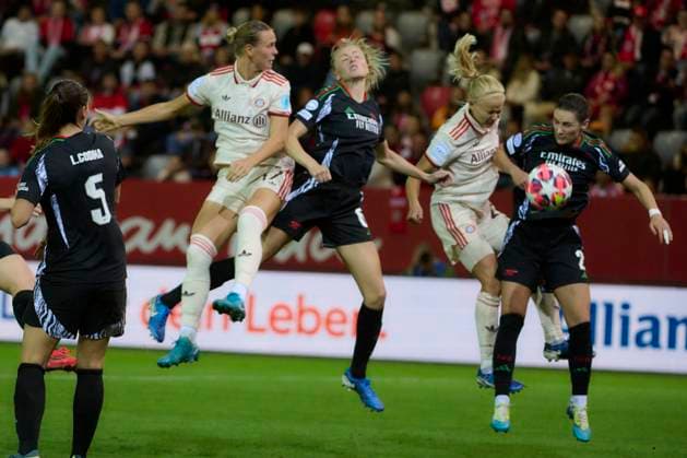 2024 25 UEFA Women™s Champions League FC Bayern Munich Women vs Arsenal WFC, Croup C, Matchday 1, Season 2024 2025, FC Bayern Munich Women vs Arsenal WFC, GER, 2024 10 09, FC Bayern Campus Munich, BÜHL Klara FC Bayern Munich 17 , WILLIAMSON Leah Arsenal WFC 06 , PANEDAS Cordina Arsenal WFC 05 , HARDER Pernille FC Bayern Munich 21 , FOX Emily Arsenal WFC 02 , sportworld Munich FC Bayern Campus Bayern Germany