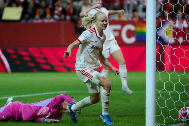 2024 25 UEFA Women™s Champions League FC Bayern Munich Women vs Arsenal WFC, Croup C, Matchday 1, Season 2024 2025, FC Bayern Munich Women vs Arsenal WFC, GER, 2024 10 09, FC Bayern Campus Munich, Goal by HARDER Pernille FC Bayern Munich 21 , ZINSBERGER Manuela Arsenal WFC 01 , sportworld Munich FC Bayern Campus Bayern Germany